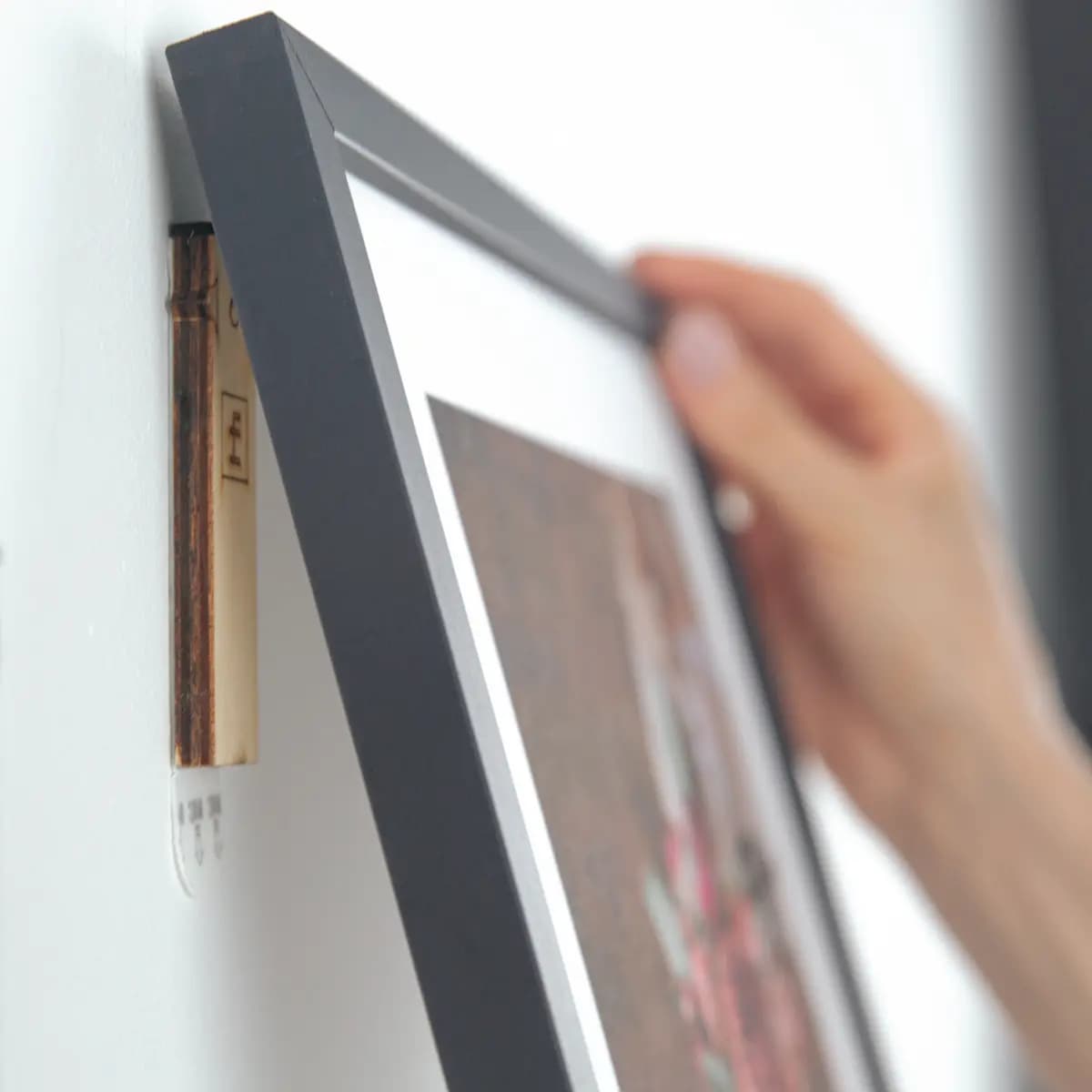 Hanging Photo Frames Without Drilling? It’s Possible with Framky!