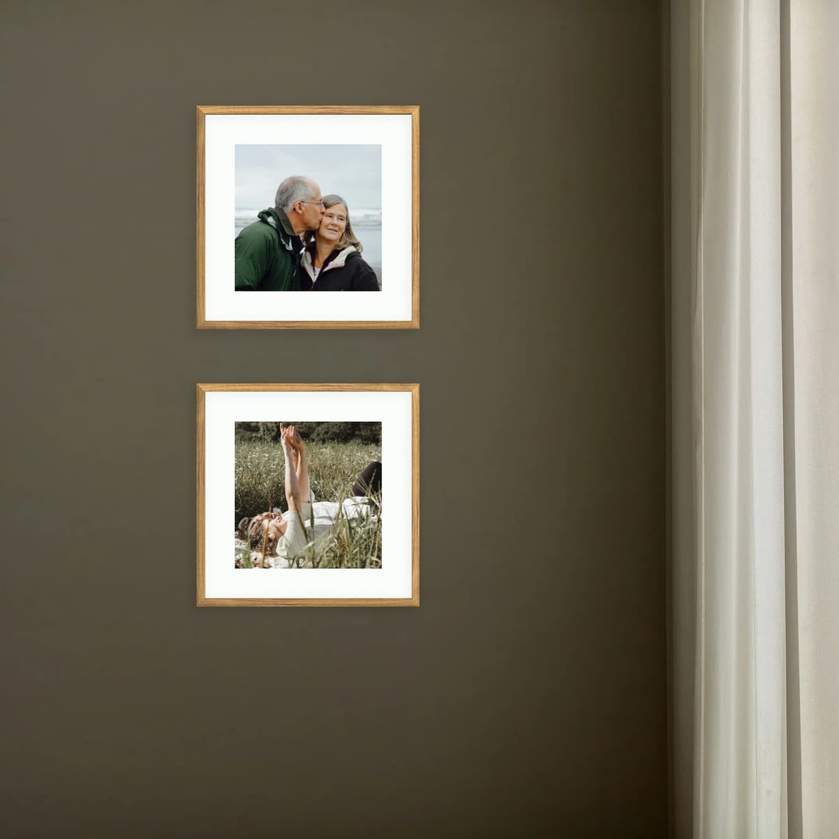 Two square frames in a vertical arrangement. Perfect for portraits or small moments, creating a soft and intimate gallery.